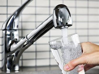 Filling glass with water